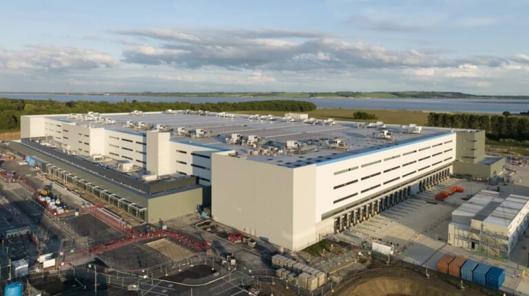 Amazon инвестирует £40 млрд в бизнес в Великобритании в течение трех лет