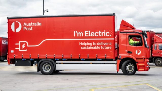Australia Post ускоряет декарбонизацию: испытания электрического грузовика и партнёрство с Ampol по поставкам возобновляемого дизельного топлива