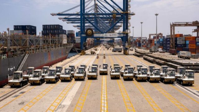 DP World ввела в эксплуатацию 35 электрических тягачей в порту Джидды