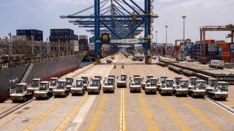 DP World ввела в эксплуатацию 35 электрических тягачей в порту Джидды