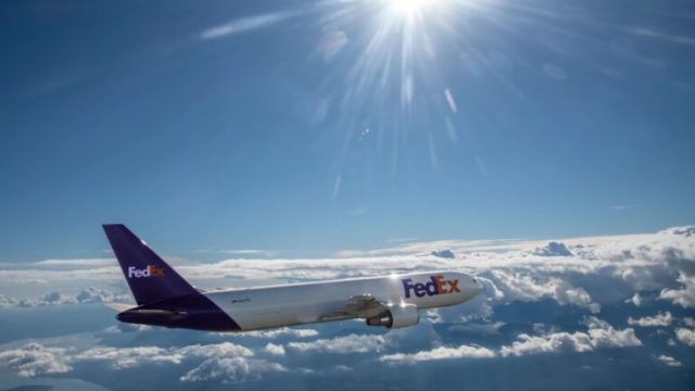 FedEx расширяет использование экологичного авиационного топлива в аэропортах Чикаго и Майами