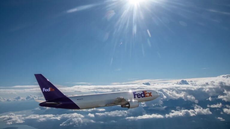 FedEx расширяет использование экологичного авиационного топлива в аэропортах Чикаго и Майами