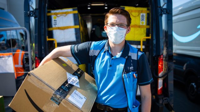 Amazon наймёт 150 000 сотрудников к пиковому сезону