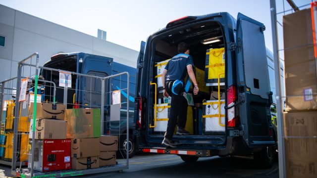 Amazon наращивает набор сотрудников к пиковому сезону