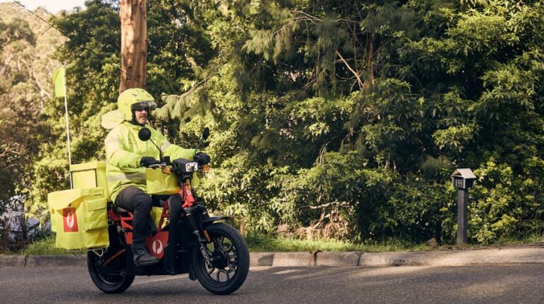 Australia Post запускает парк электрических мотоциклов