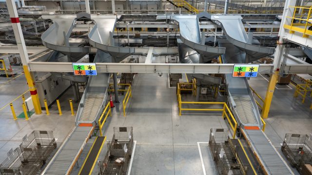 Canada Post вдвое увеличила мощности сортировки в Торонто благодаря новому флагманскому объекту