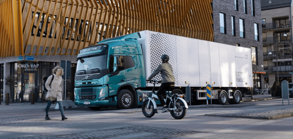 DFDS заказала у Volvo 100 электрических грузовиков