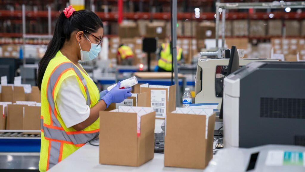 DHL Supply Chain запускает систему оптимизации упаковки на основе ИИ