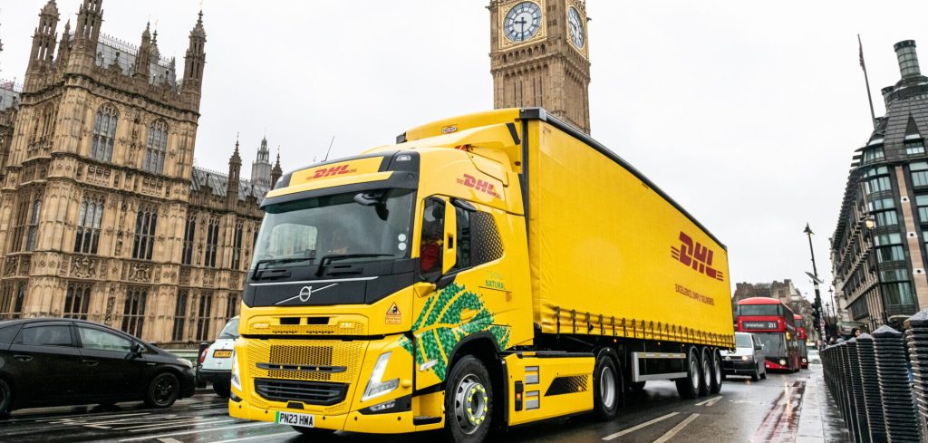 DHL вывела на дороги первые в Великобритании электрические тяжёлые грузовики Volvo