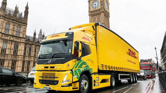 DHL вывела на дороги первые в Великобритании электрические тяжёлые грузовики Volvo
