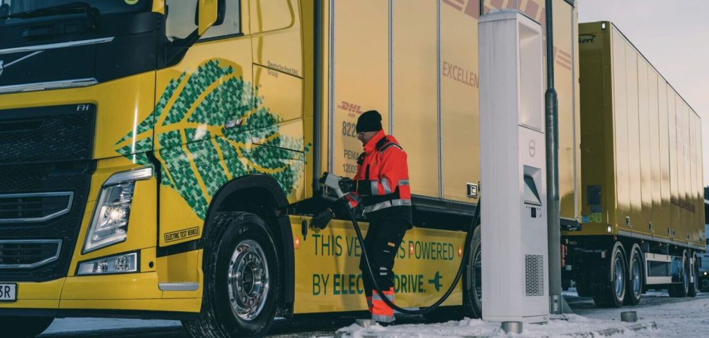 DHL ускорит переход на электрические грузовики: компания заказала 44 электромобиля Volvo