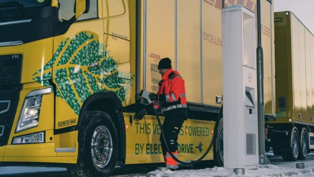 DHL ускорит переход на электрические грузовики: компания заказала 44 электромобиля Volvo