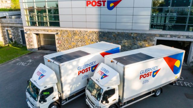 Guernsey Post установила солнечные панели на крупных грузовых автомобилях