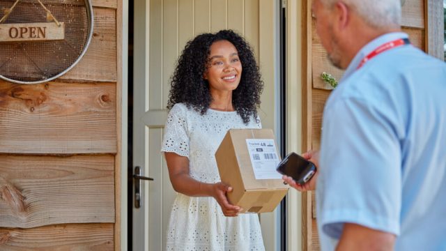 Royal Mail предлагает заранее напечатанные этикетки для забора посылок на дому