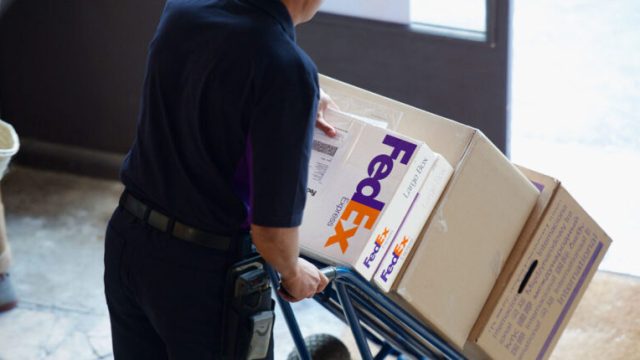 FedEx сократит штат в Европе на 1 700–2 000 сотрудников