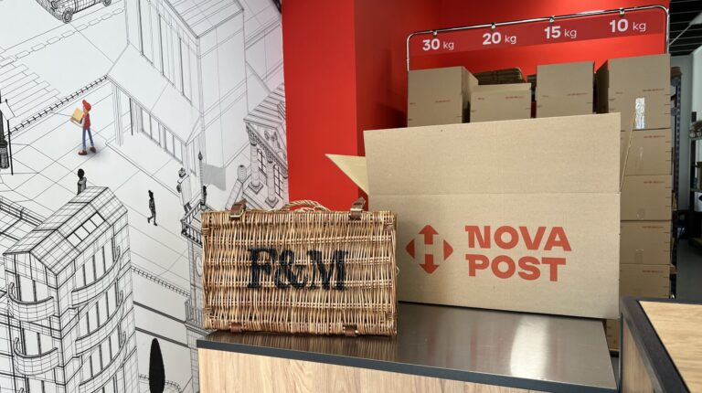Nova Post доставила посылку с продуктами украинским военным на передовую