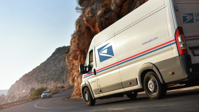 USPS сократила чистый убыток во втором квартале