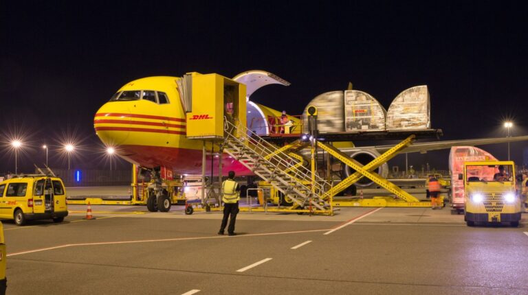 DHL Express запускает GoGreen Plus для сокращения выбросов с помощью SAF