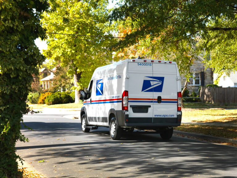 USPS объявила целевые показатели по сокращению выбросов парниковых газов к 2030 году