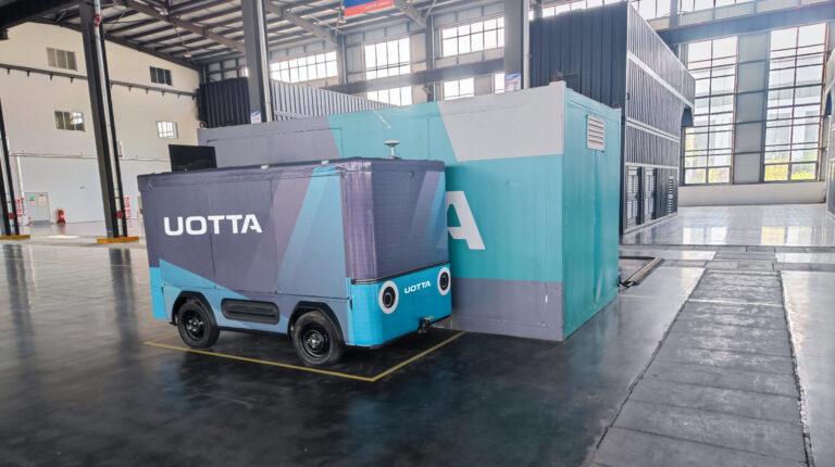 U Power представила автономный беспилотный логистический автомобиль с заменой батарей