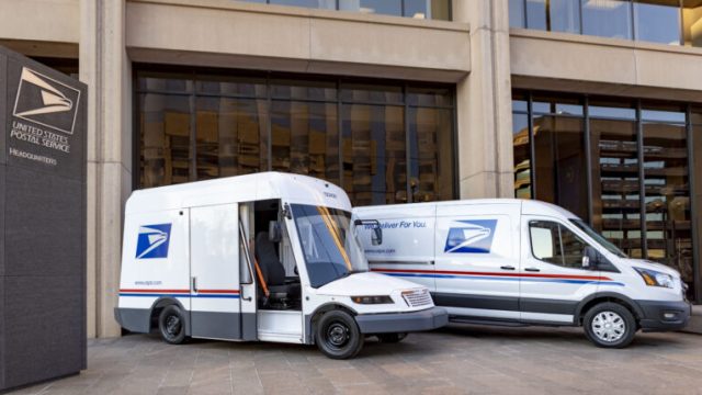 USPS получила президентскую награду за электрификацию автопарка