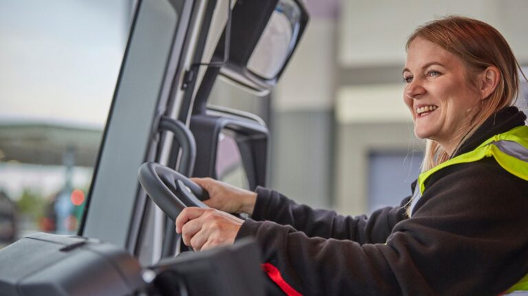 XPO Logistics запускает академию для привлечения женщин в профессию водителей