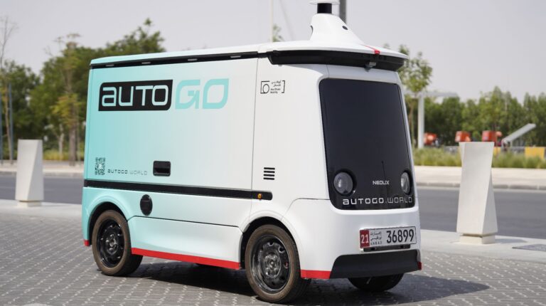 В Абу-Даби запустили испытания автономных курьерских автомобилей