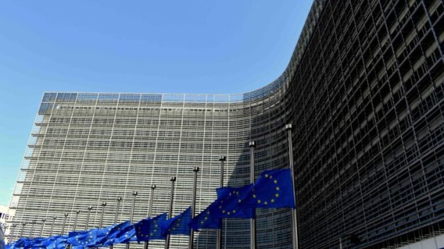 ЕС вводит временную таможенную пошлину €3 на недорогие посылки