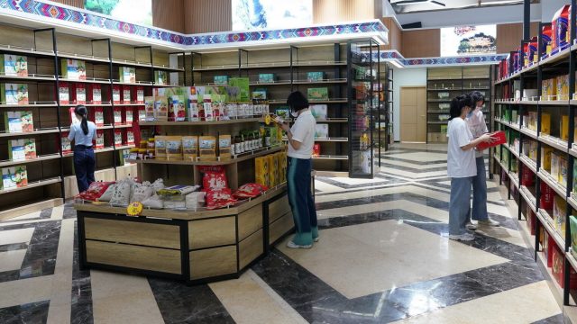 В городе Цзинси создан центр трансграничной электронной торговли
