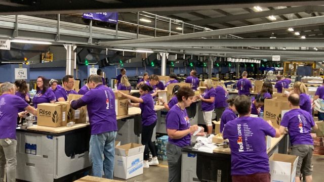 Волонтёры FedEx собрали 2 400 продуктовых наборов для поддержки украинских беженцев