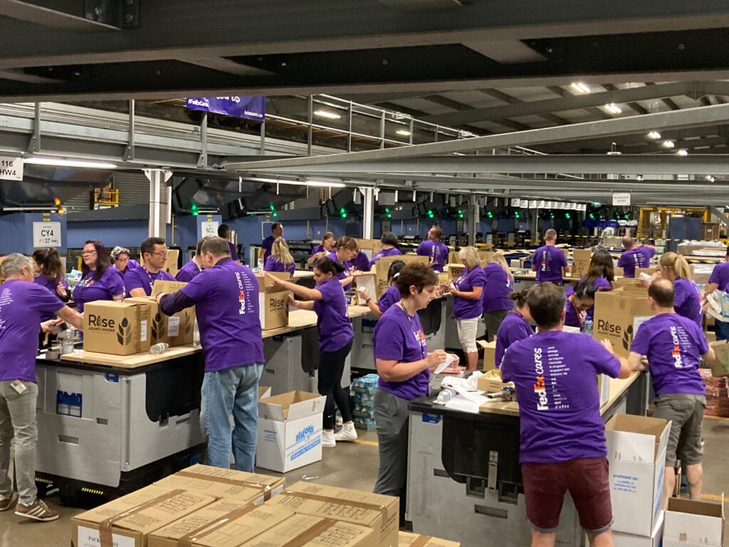 Волонтёры FedEx собрали 2 400 продуктовых наборов для поддержки украинских беженцев