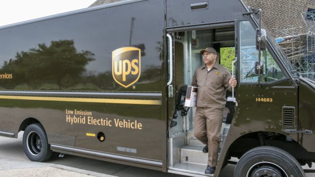 Исследование UPS и GreenBiz: что стимулирует и что мешает переходу автопарков на электротягу