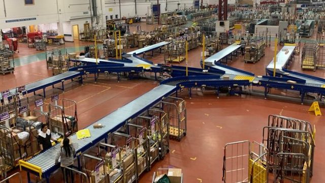 На сортировочном центре Royal Mail в Гатвике запустили конвейер для крупногабаритных посылок