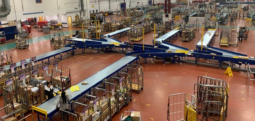 На сортировочном центре Royal Mail в Гатвике запустили конвейер для крупногабаритных посылок