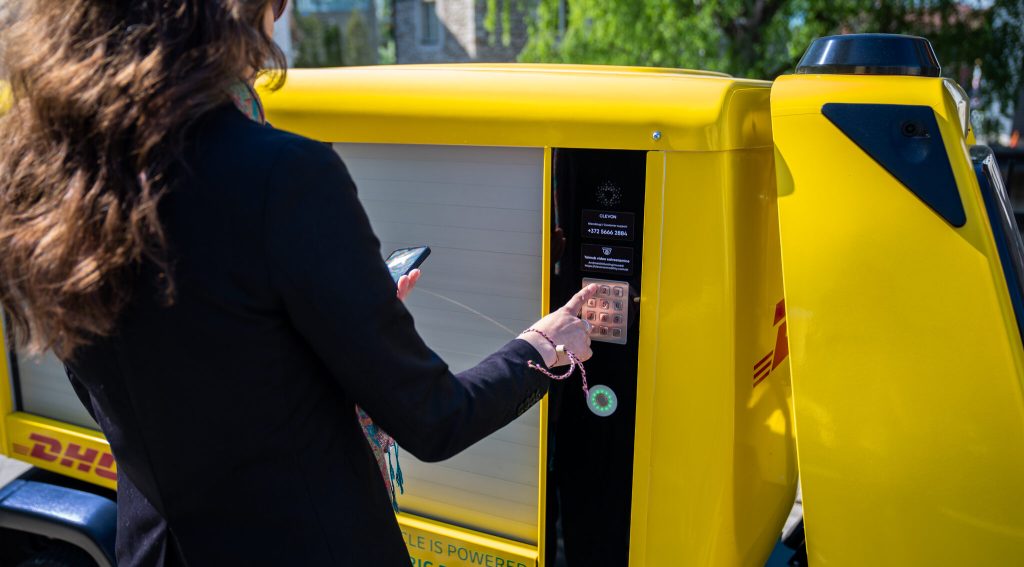 Робот Clevon доставил почти 1500 отправлений DHL Express
