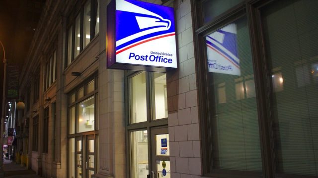 Рост почтовых тарифов увеличивает убытки USPS, предупреждает общественная организация