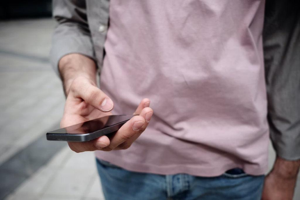 Службы доставки стали главными целями SMS-мошенников в Великобритании