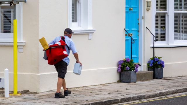 Сотрудники Royal Mail проведут забастовки из-за оплаты труда