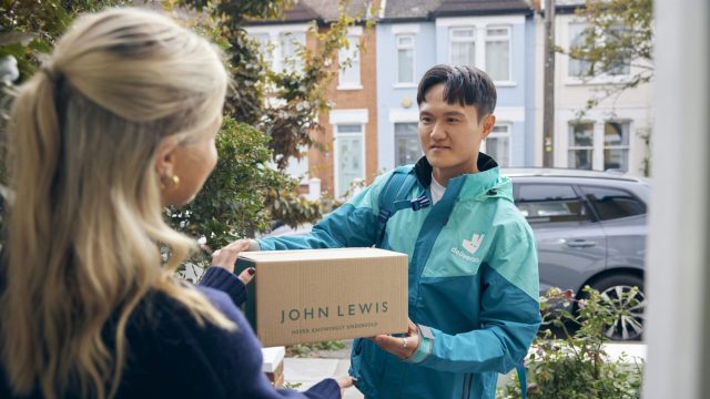 John Lewis начнёт доставлять 10 000 товаров через Deliveroo и Uber Eats всего за 30 минут